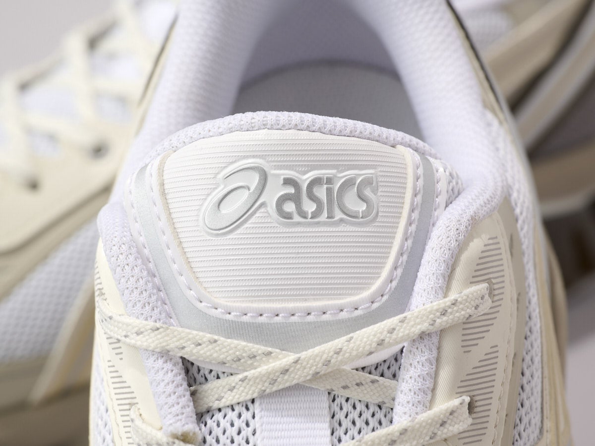 アシックスの白スニーカー「GEL-KINETIC FLUENT」のロゴ寄り