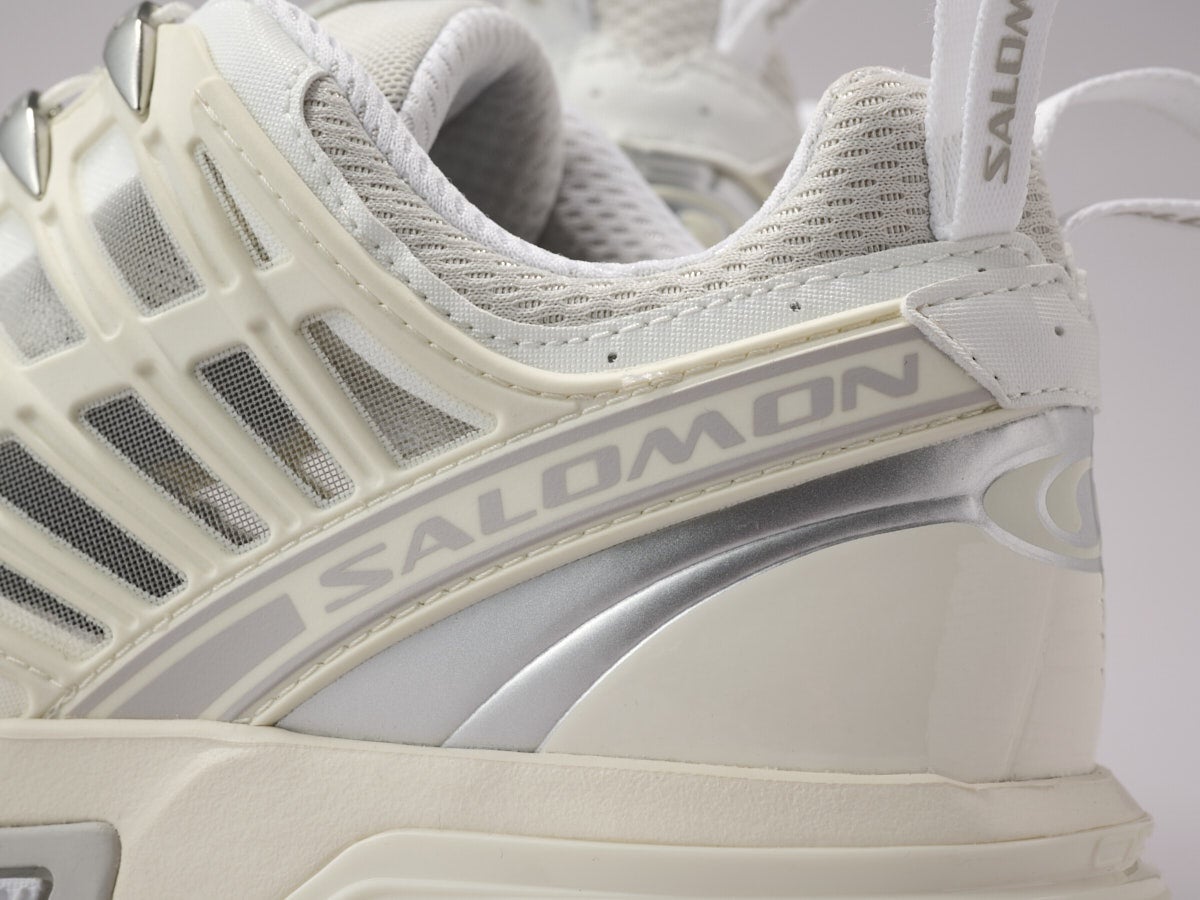 サロモンの白スニーカーACS PRO ロゴ全体部分