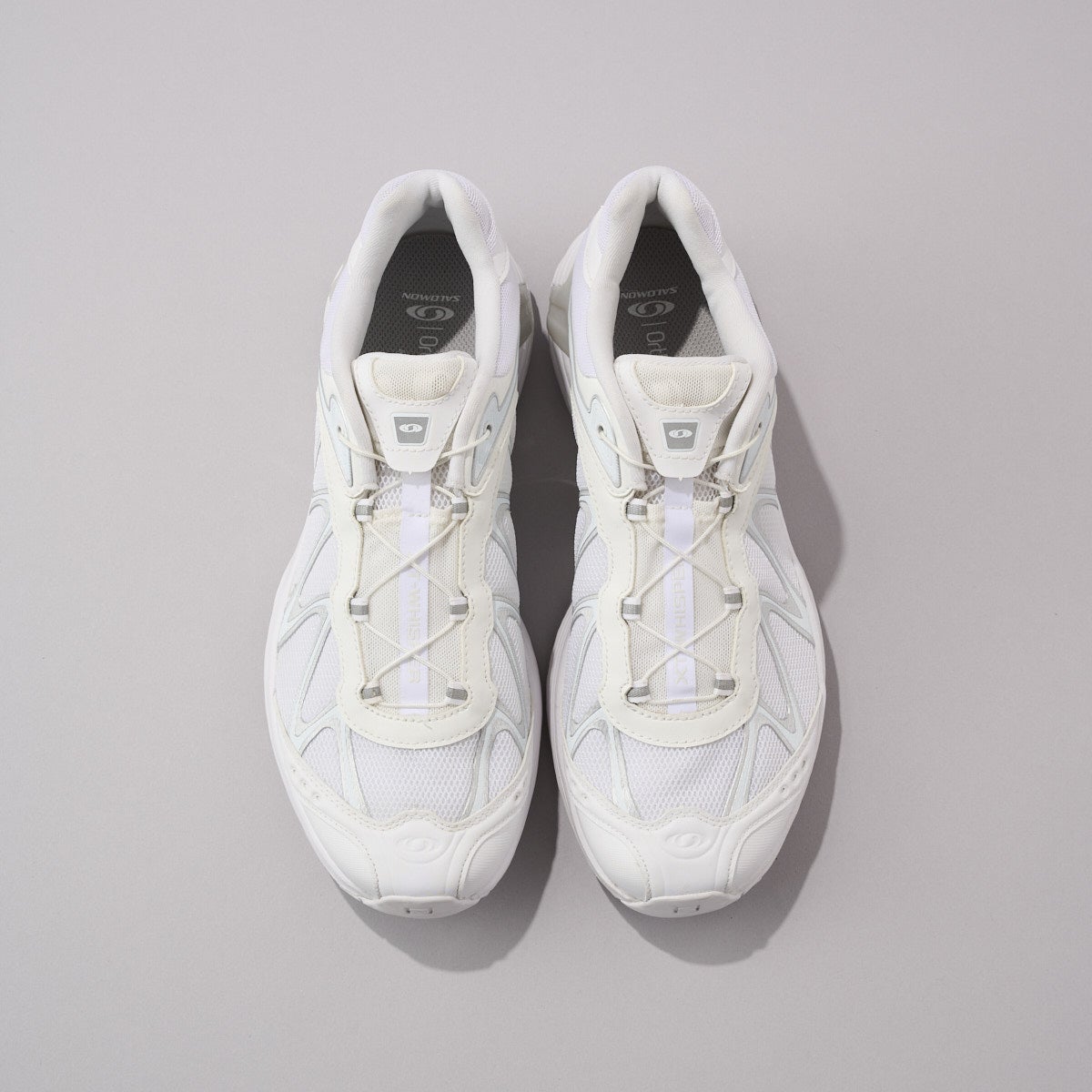 サロモンの白スニーカー　XT-WHISPER　全体