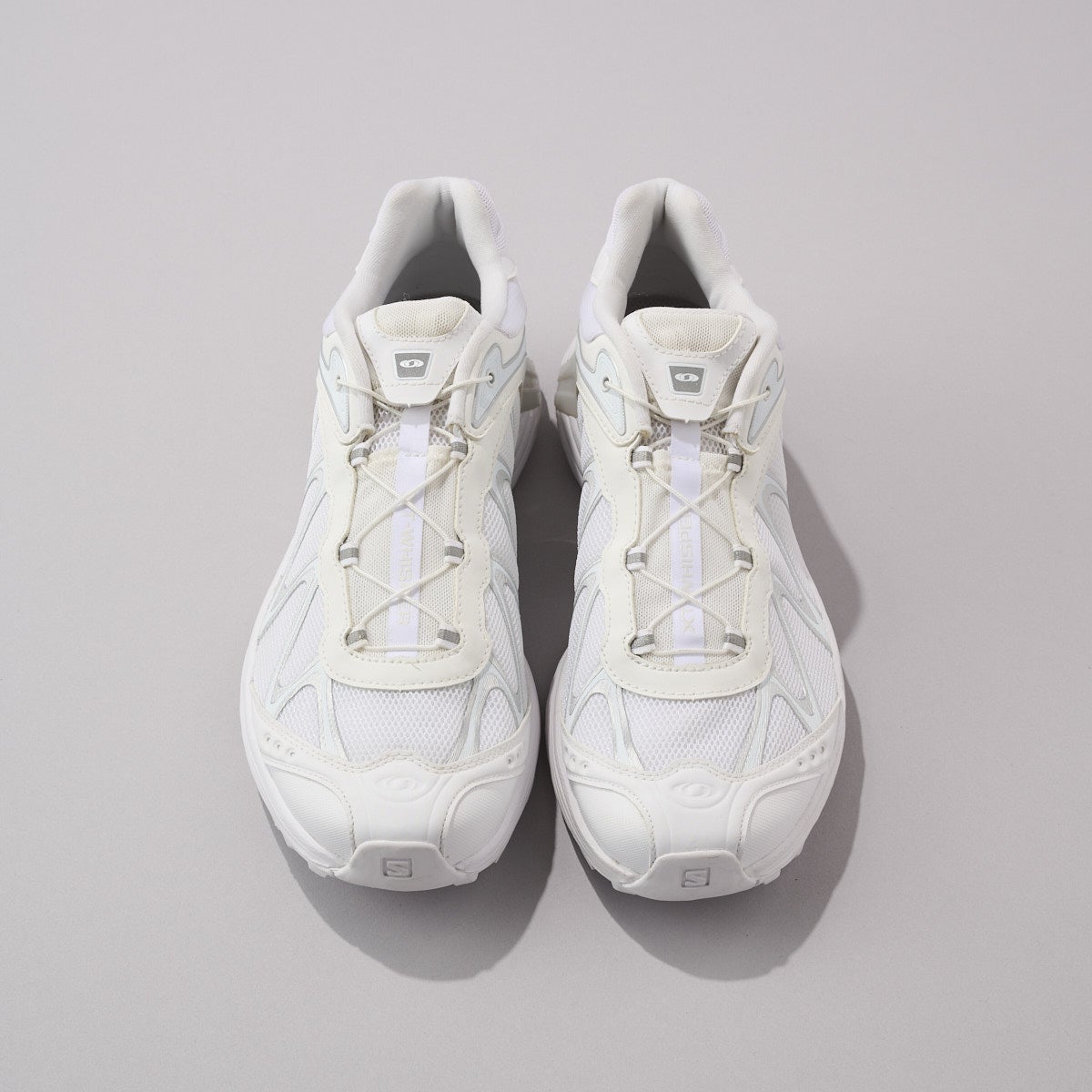 サロモンの白スニーカー　XT-WHISPER　全体