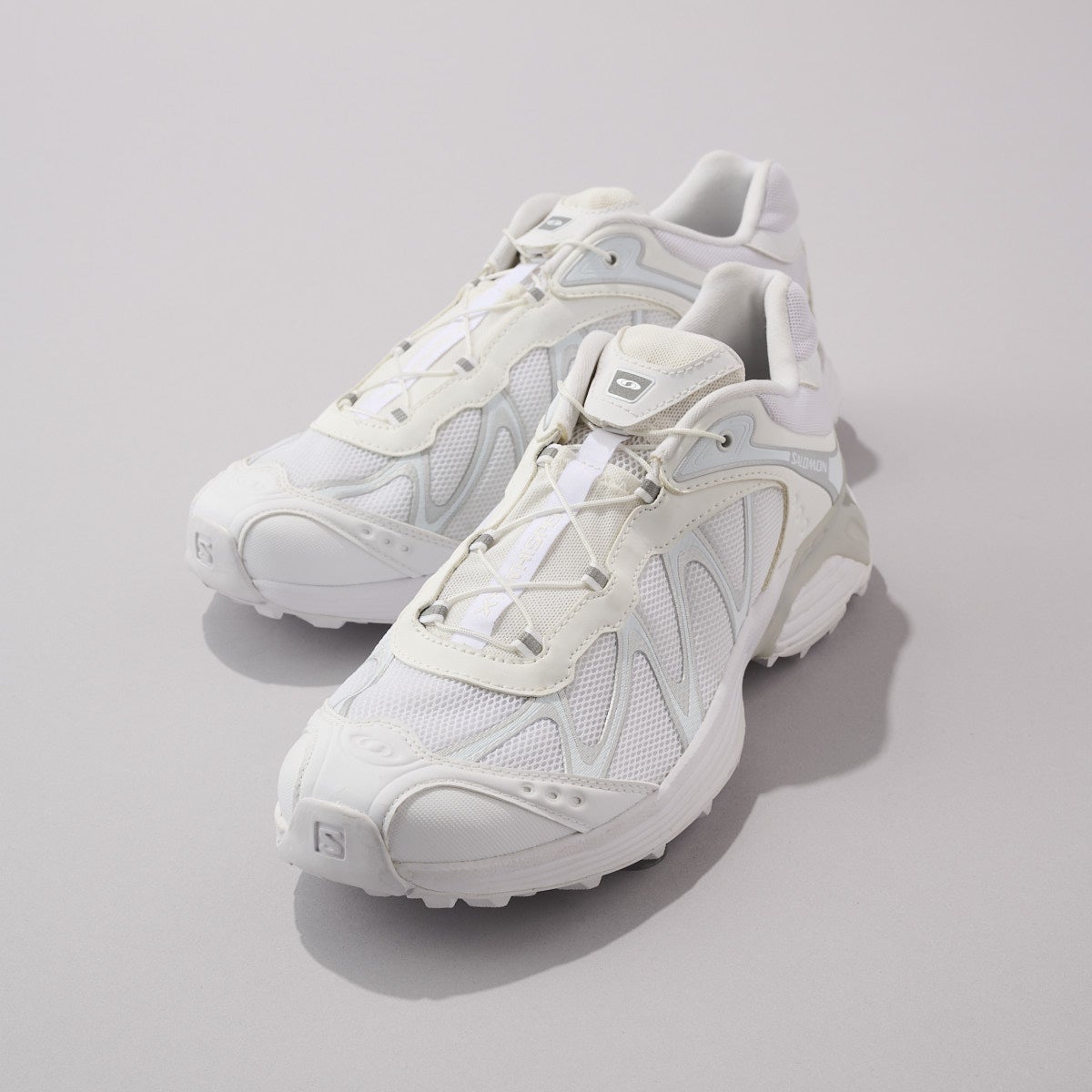 サロモンの白スニーカー　XT-WHISPER　