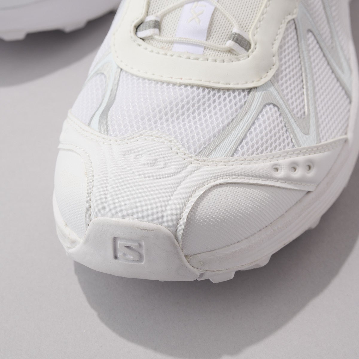 サロモンの白スニーカー　XT-WHISPER　つま先部分