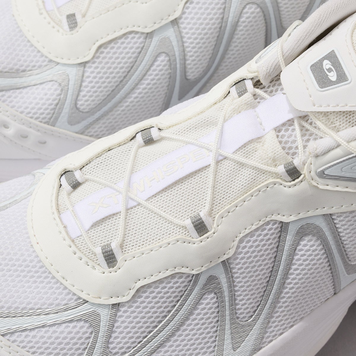 サロモンの白スニーカー　XT-WHISPER　サイド　寄り