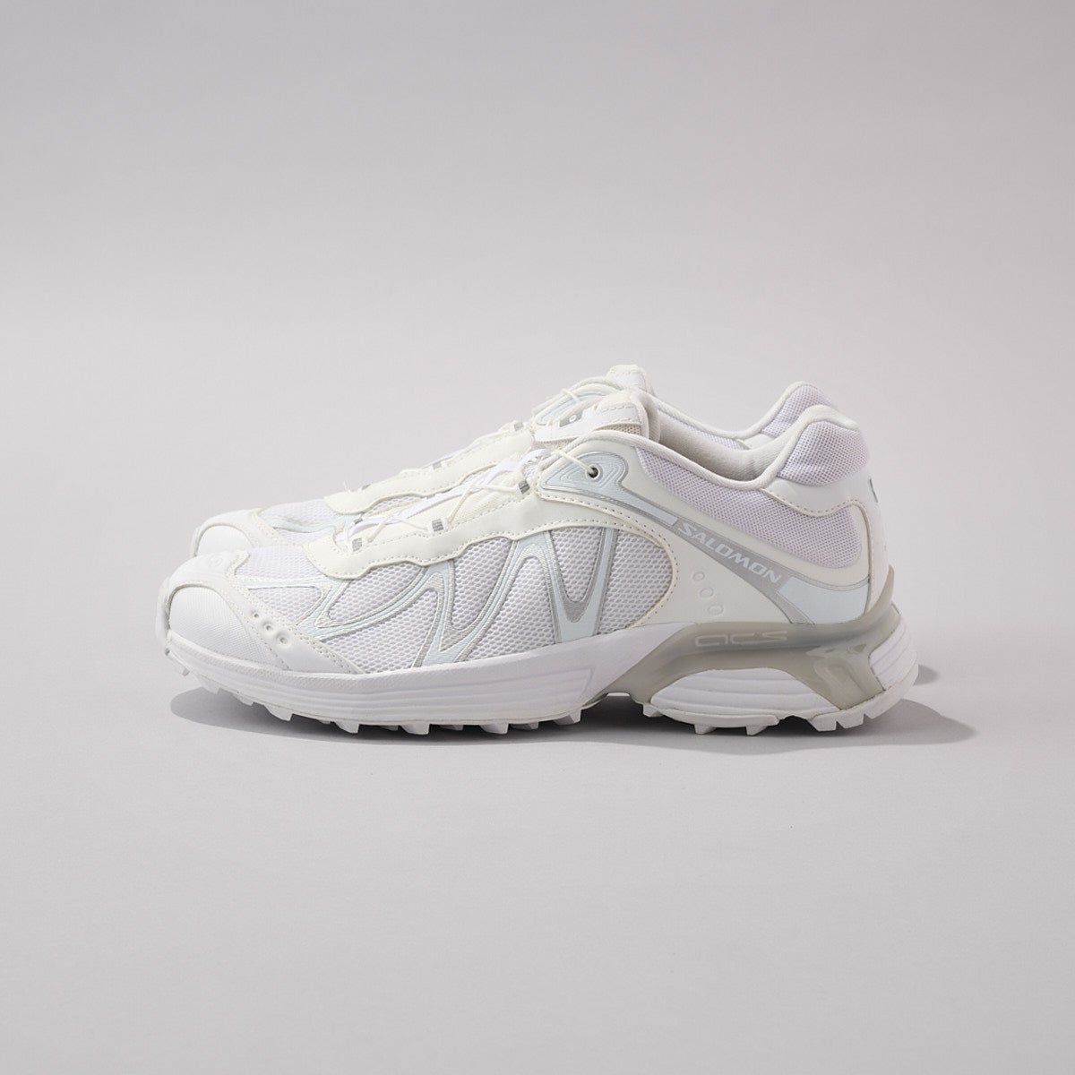 サロモンの白スニーカー　XT-WHISPER　　サイドのディテール