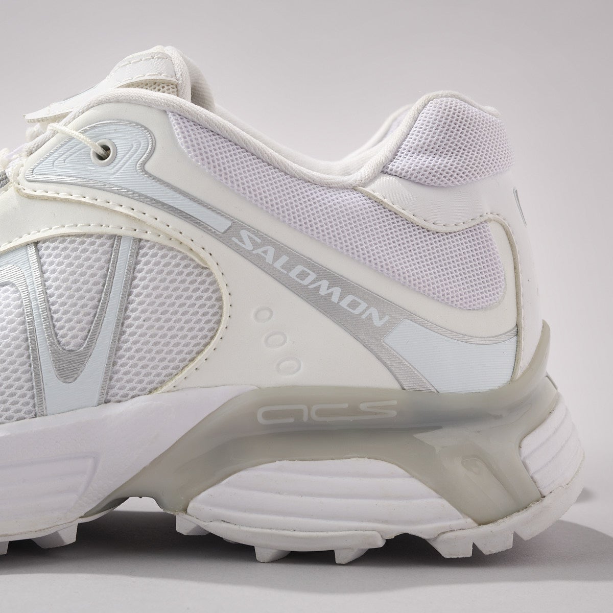 サロモンの白スニーカー　XT-WHISPER　サイド
