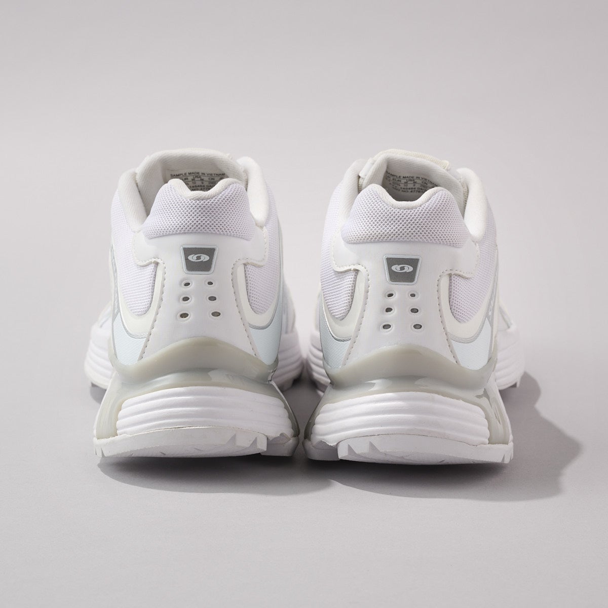 サロモンの白スニーカー　XT-WHISPER　後ろ側の構造