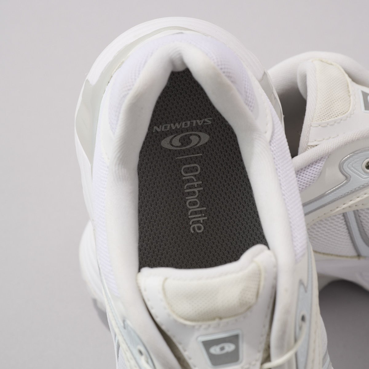 サロモンの白スニーカー　XT-WHISPERのインソール