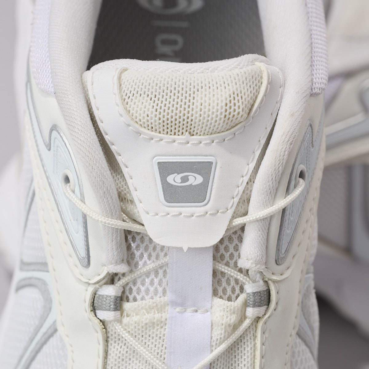 サロモンの白スニーカー　XT-WHISPER　クイックレース