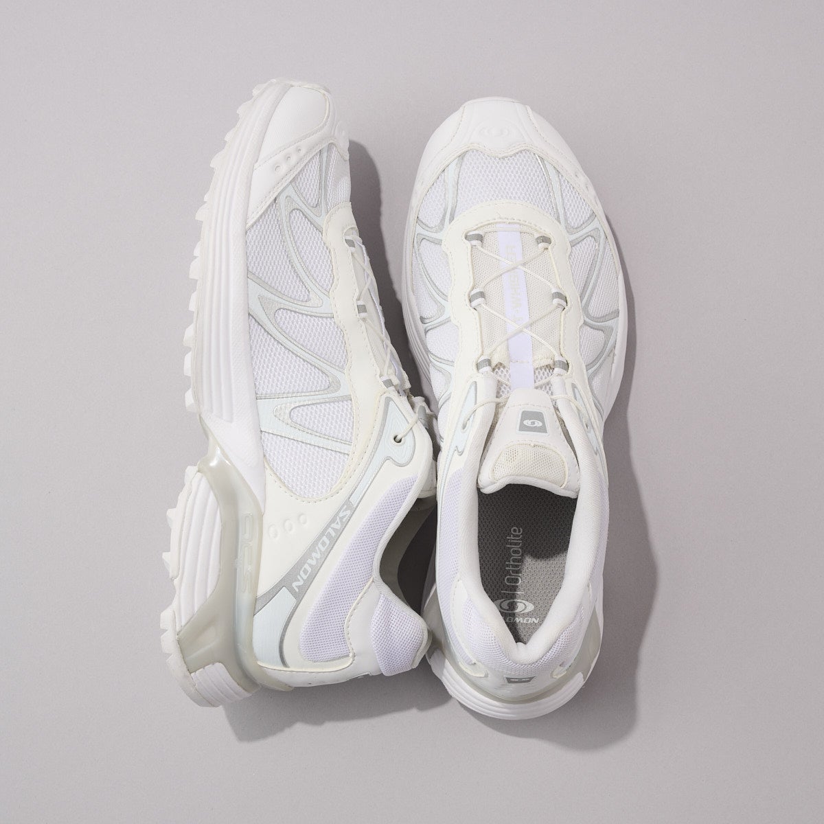 サロモンの白スニーカー　XT-WHISPER　全体