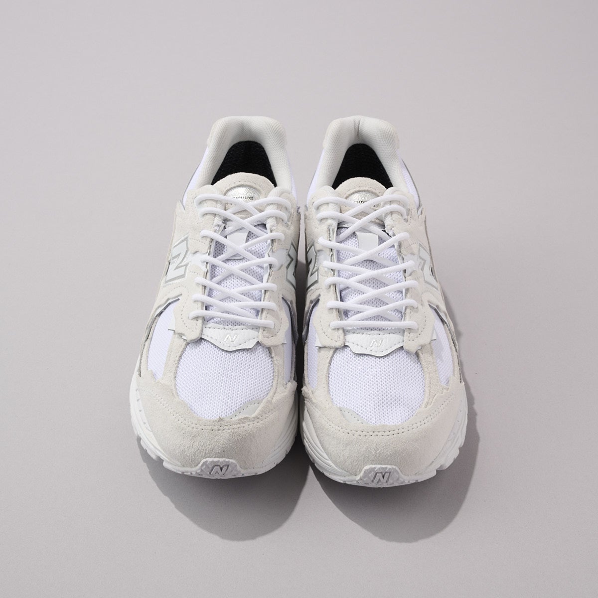 ニューバランスのゴアテックス搭載新作白スニーカー2002DXのアッパー２