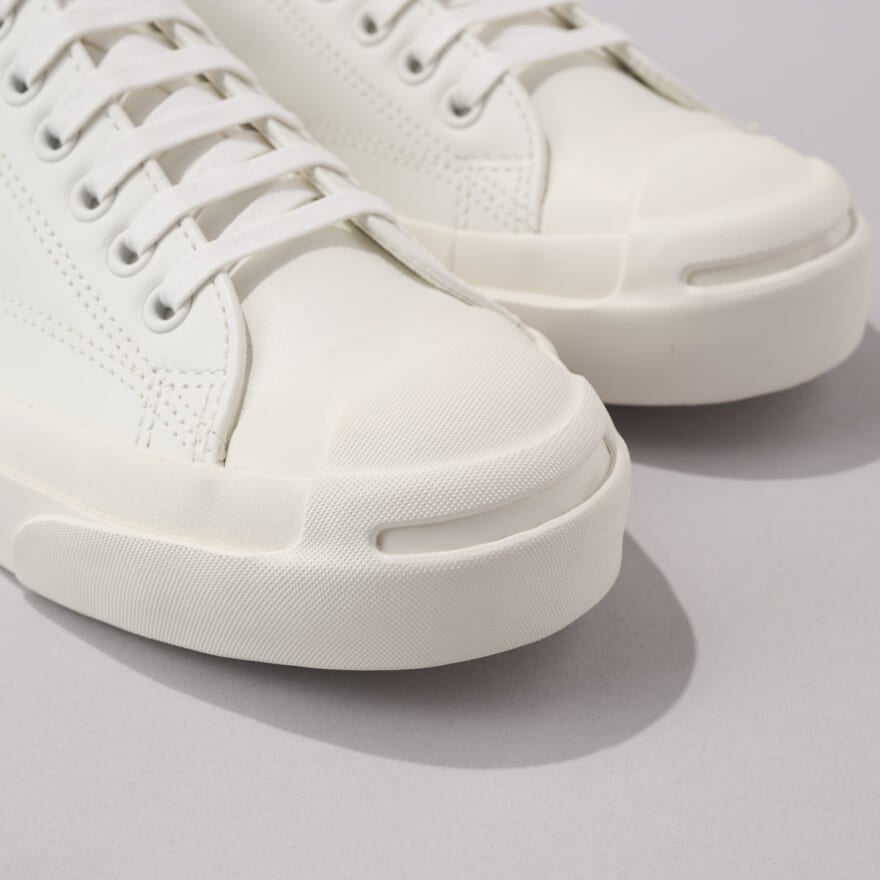 コンバースの白スニーカー／LEATHER JACK PURAELL 1935のトゥ