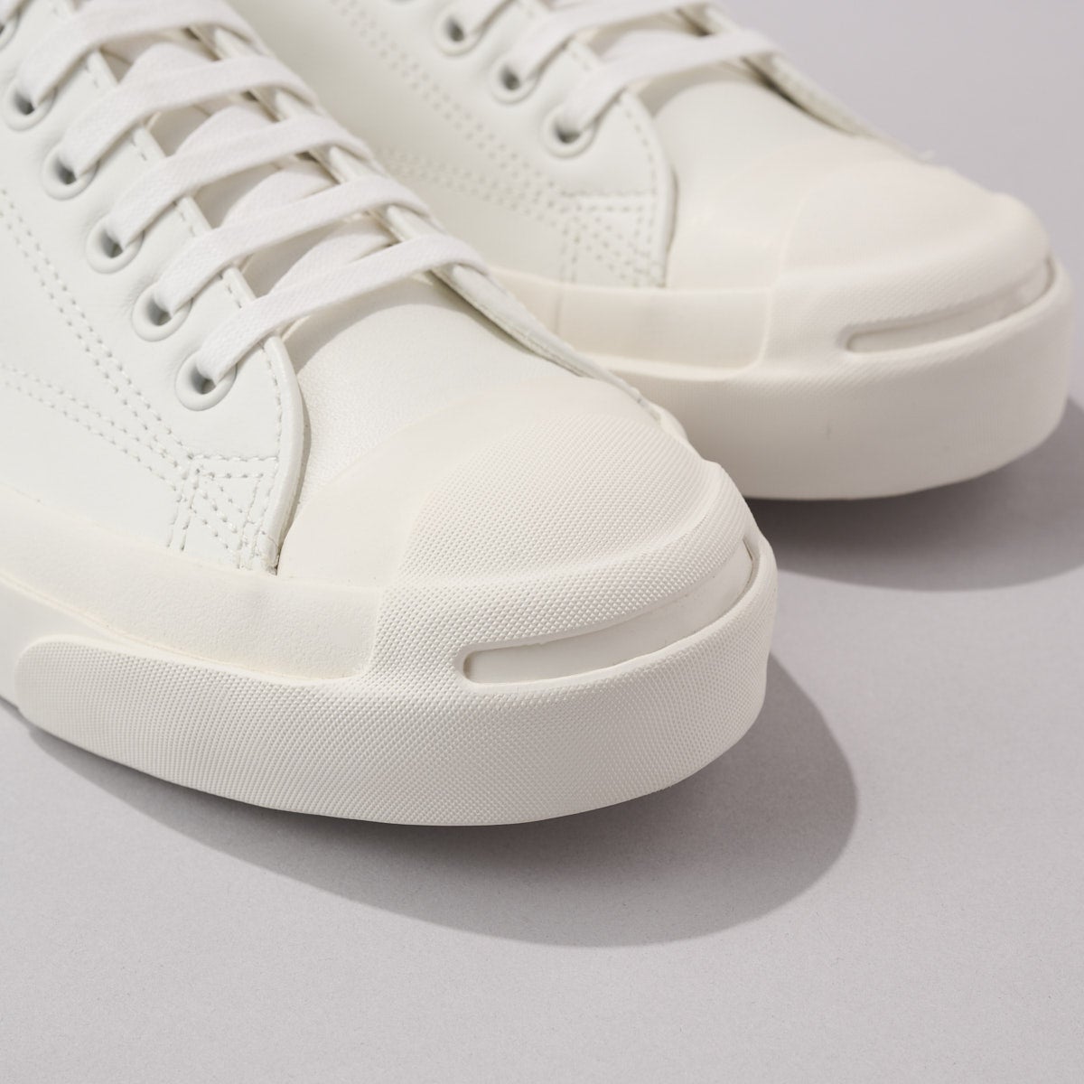 コンバースの白スニーカー/LEATHER JACK PURAELL 1935のトゥ