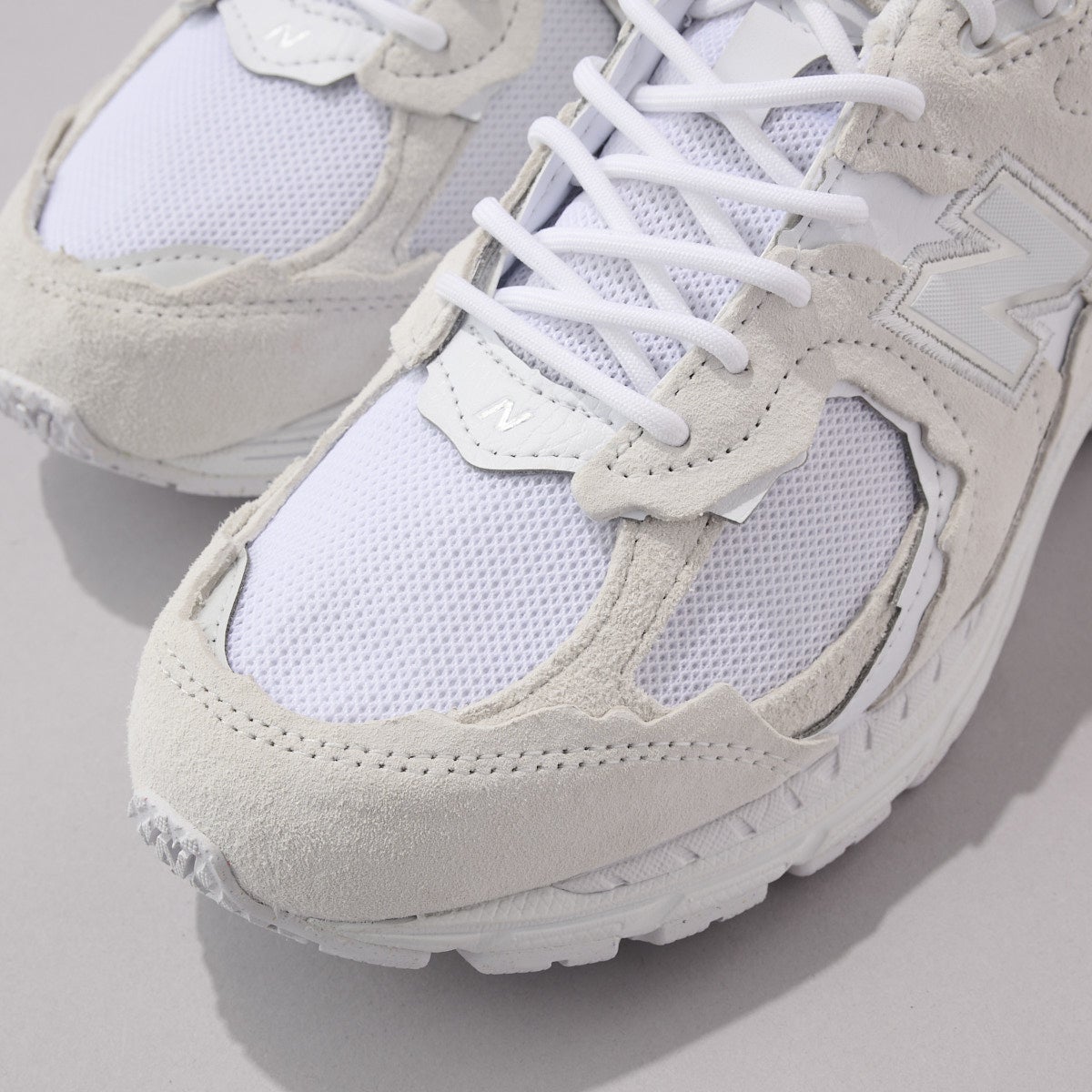 ニューバランスのゴアテックス搭載新作白スニーカー2002DXのトゥ