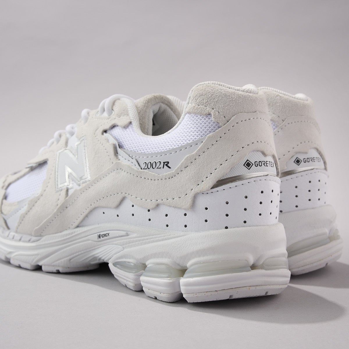 ニューバランスのゴアテックス搭載新作白スニーカー2002DXのヒール