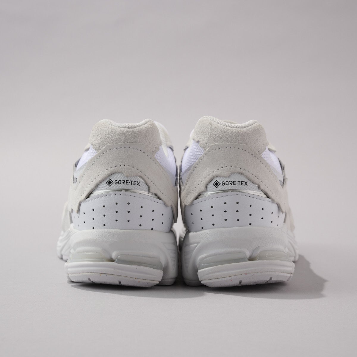 ニューバランスのゴアテックス搭載新作白スニーカー2002DXのヒールの寄り