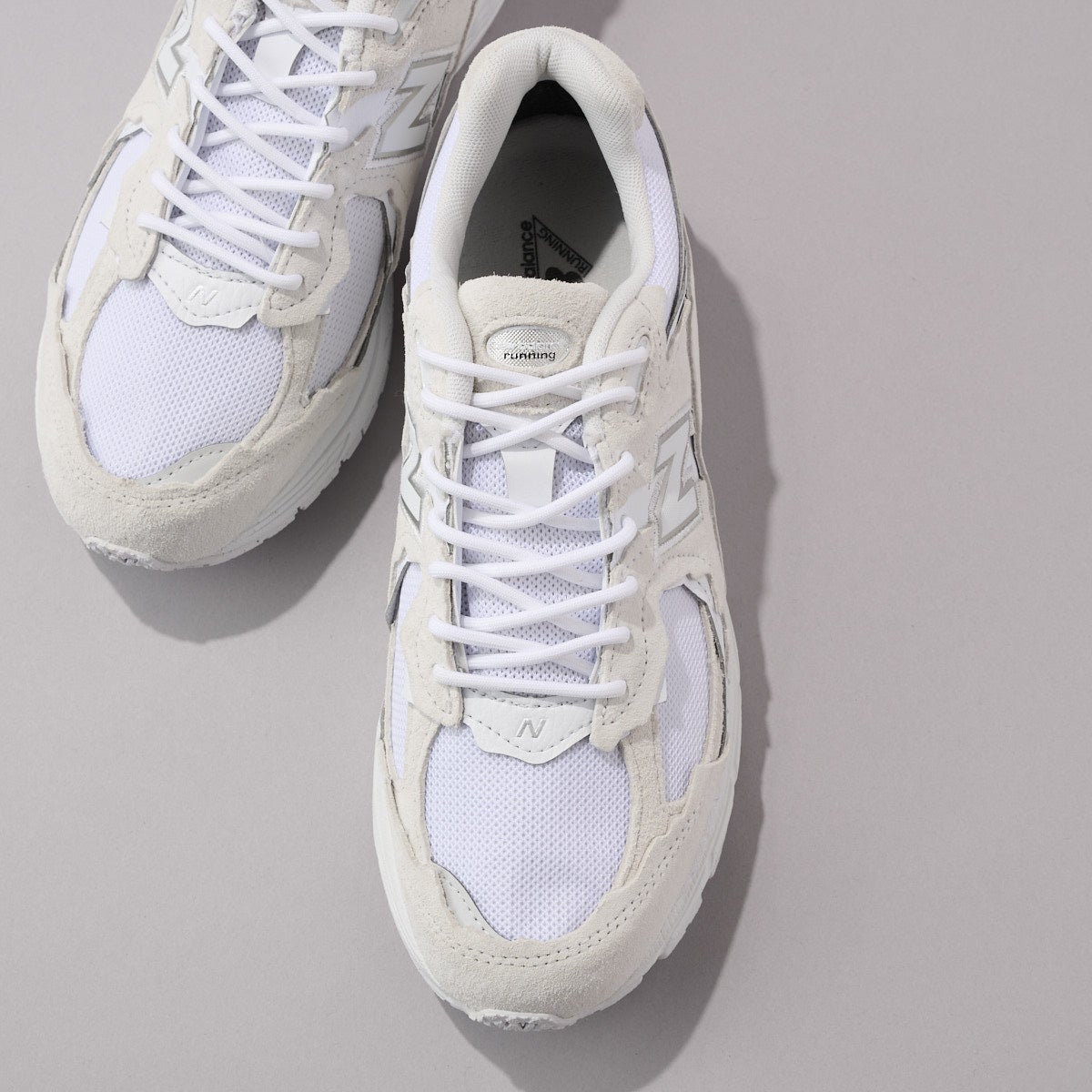 ニューバランスのゴアテックス搭載新作白スニーカー2002DXの俯瞰