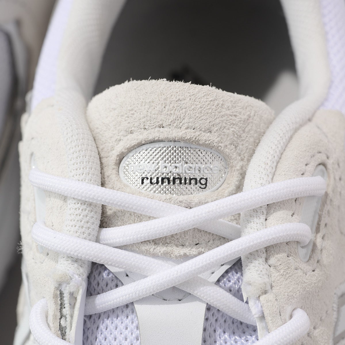 ニューバランスのゴアテックス搭載新作白スニーカー2002DXのシュータン