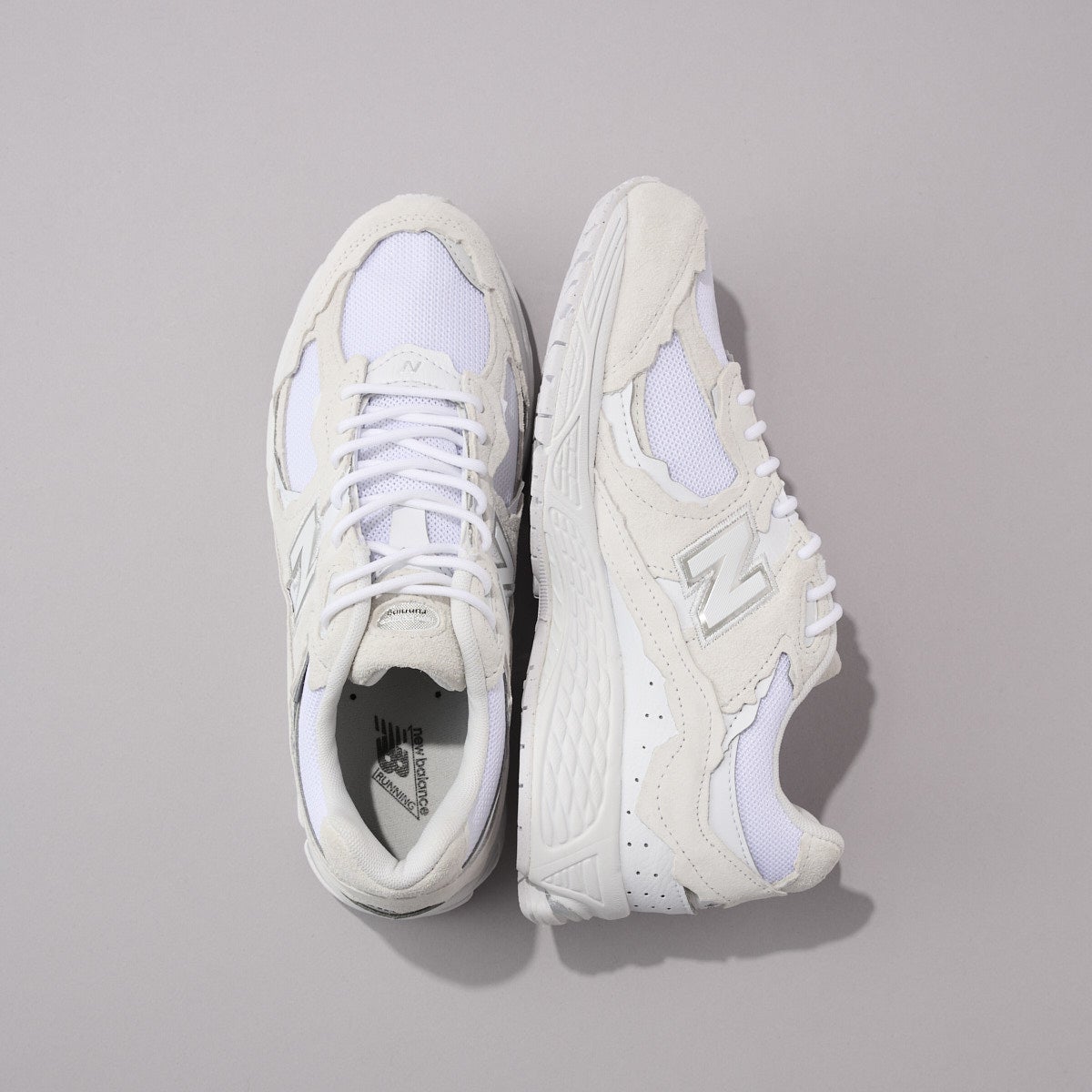 ニューバランスのゴアテックス搭載新作白スニーカー2002DXの俯瞰２