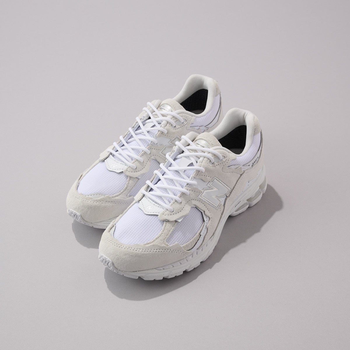 ニューバランスのゴアテックス搭載新作白スニーカー2002DX