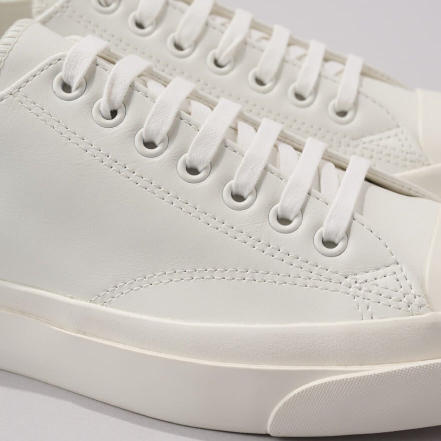 コンバースの白スニーカー／LEATHER JACK PURAELL 1935のレザーの素材感