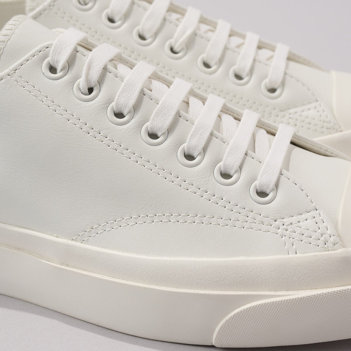 コンバースの白スニーカー/LEATHER JACK PURAELL 1935のレザーの素材感