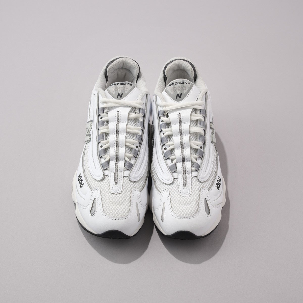 ニューバランスの新作白スニーカーM1000Dの俯瞰２