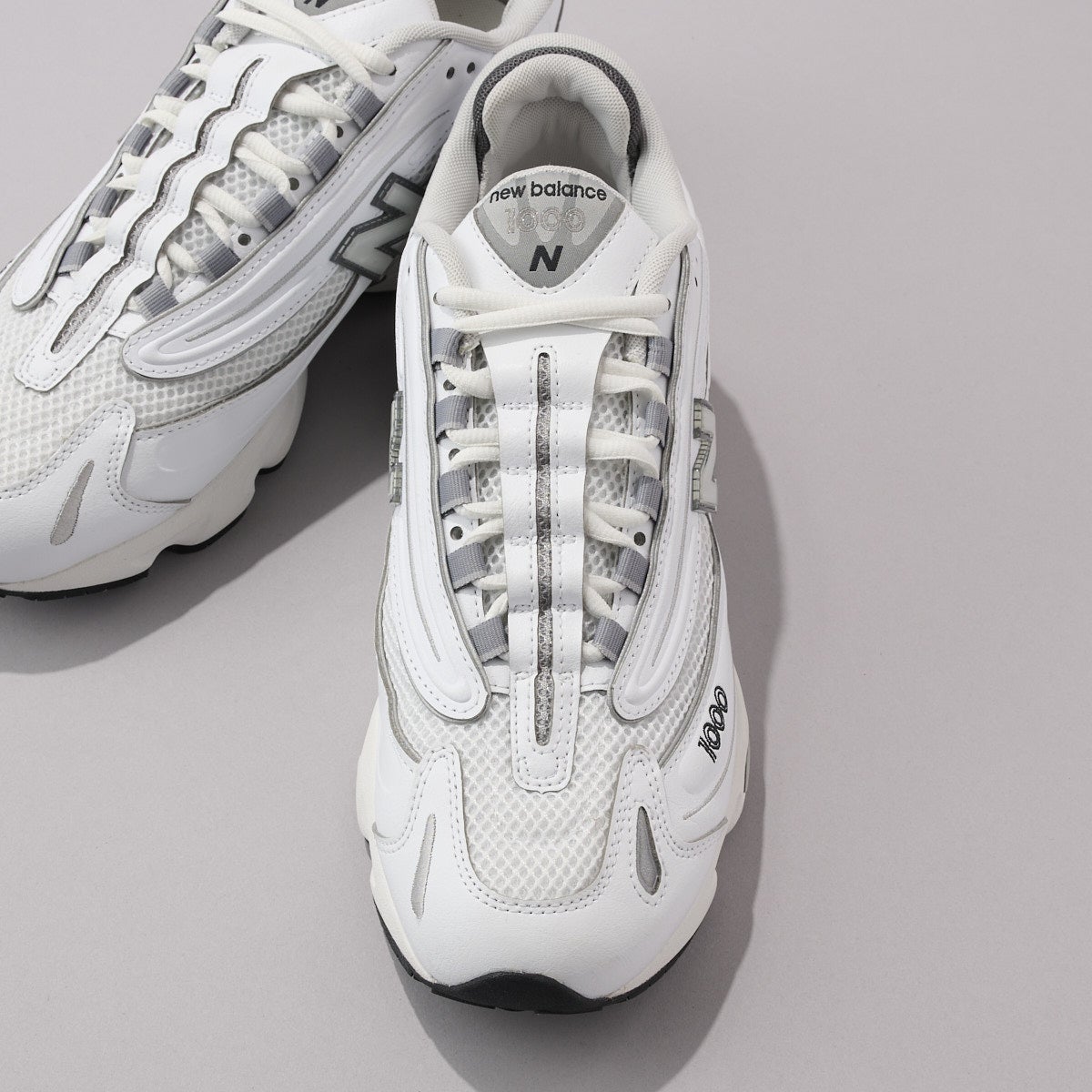 ニューバランスの新作白スニーカーM1000Dの俯瞰３