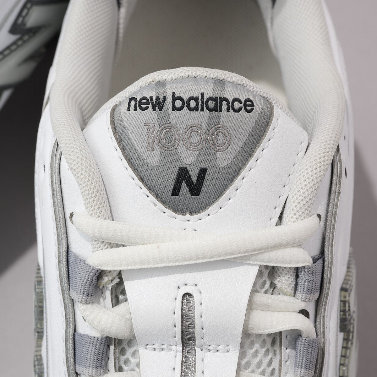ニューバランスの新作白スニーカーM1000Dのシュータンロゴ