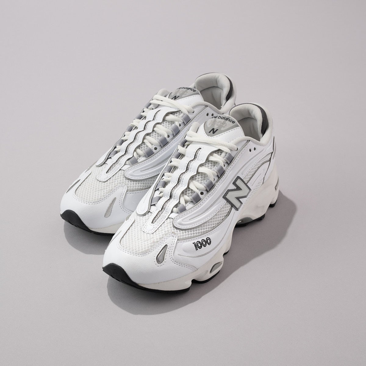 ニューバランスの新作白スニーカーM1000Dの俯瞰