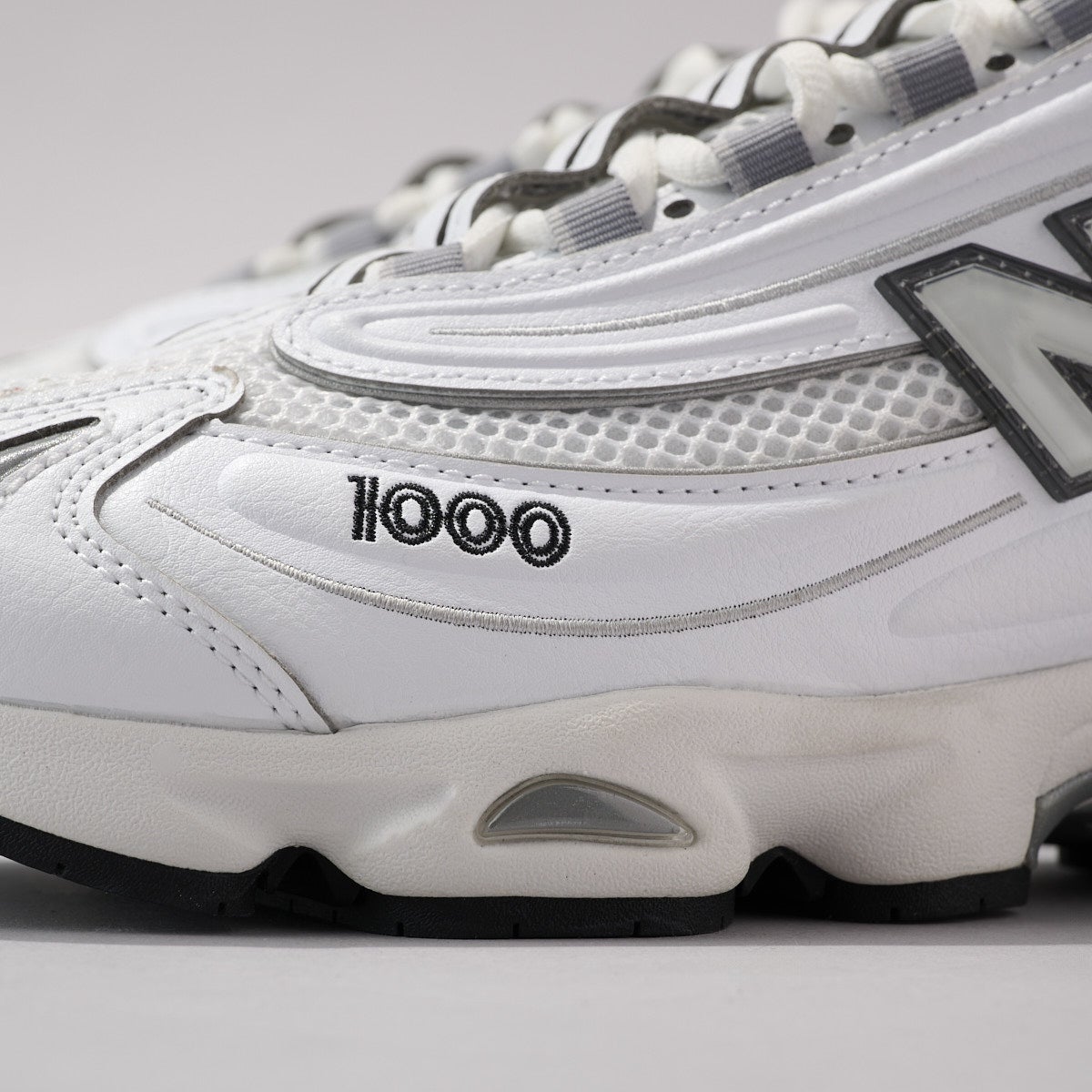 ニューバランスの新作白スニーカーM1000Dのサイドロゴ
