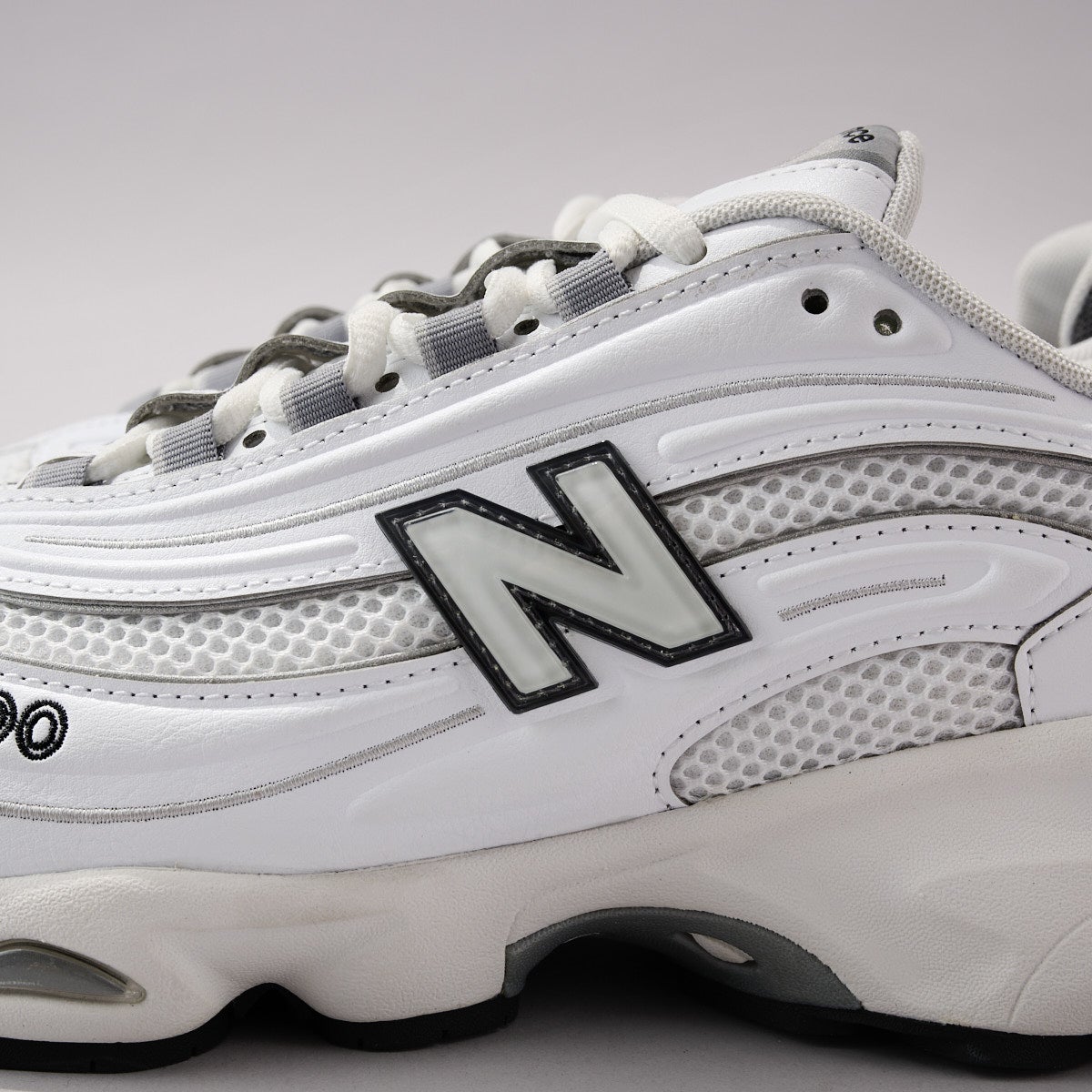 ニューバランスの新作白スニーカーM1000DのNロゴ