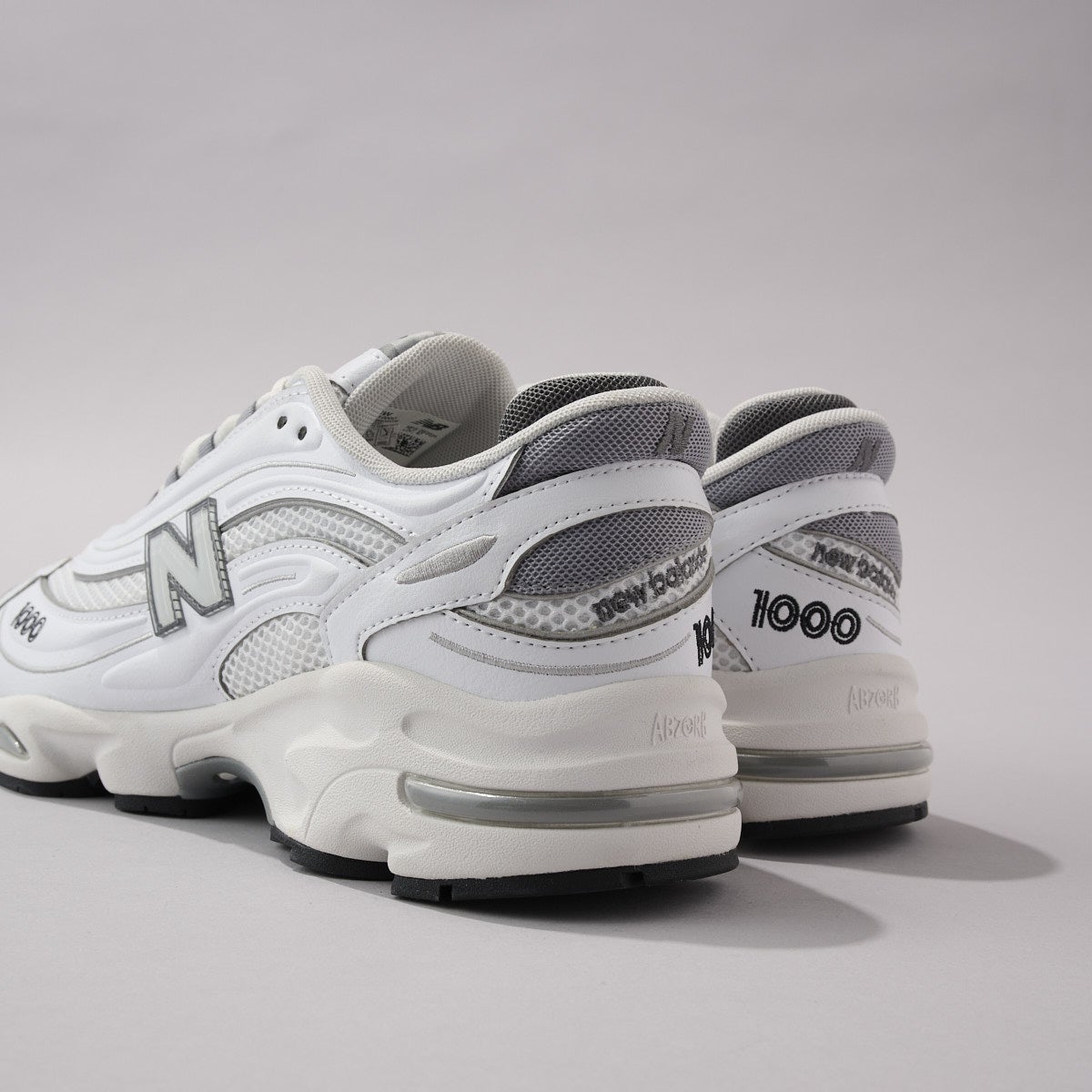 ニューバランスの新作白スニーカーM1000Dのヒール