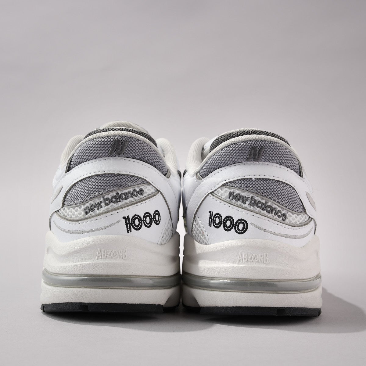 ニューバランスの新作白スニーカーM1000Dのヒール寄り
