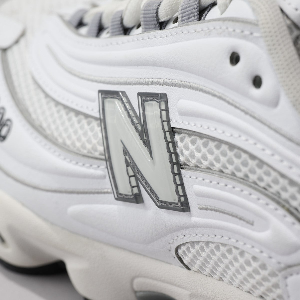 ニューバランスの新作白スニーカーM1000DのNロゴ寄り