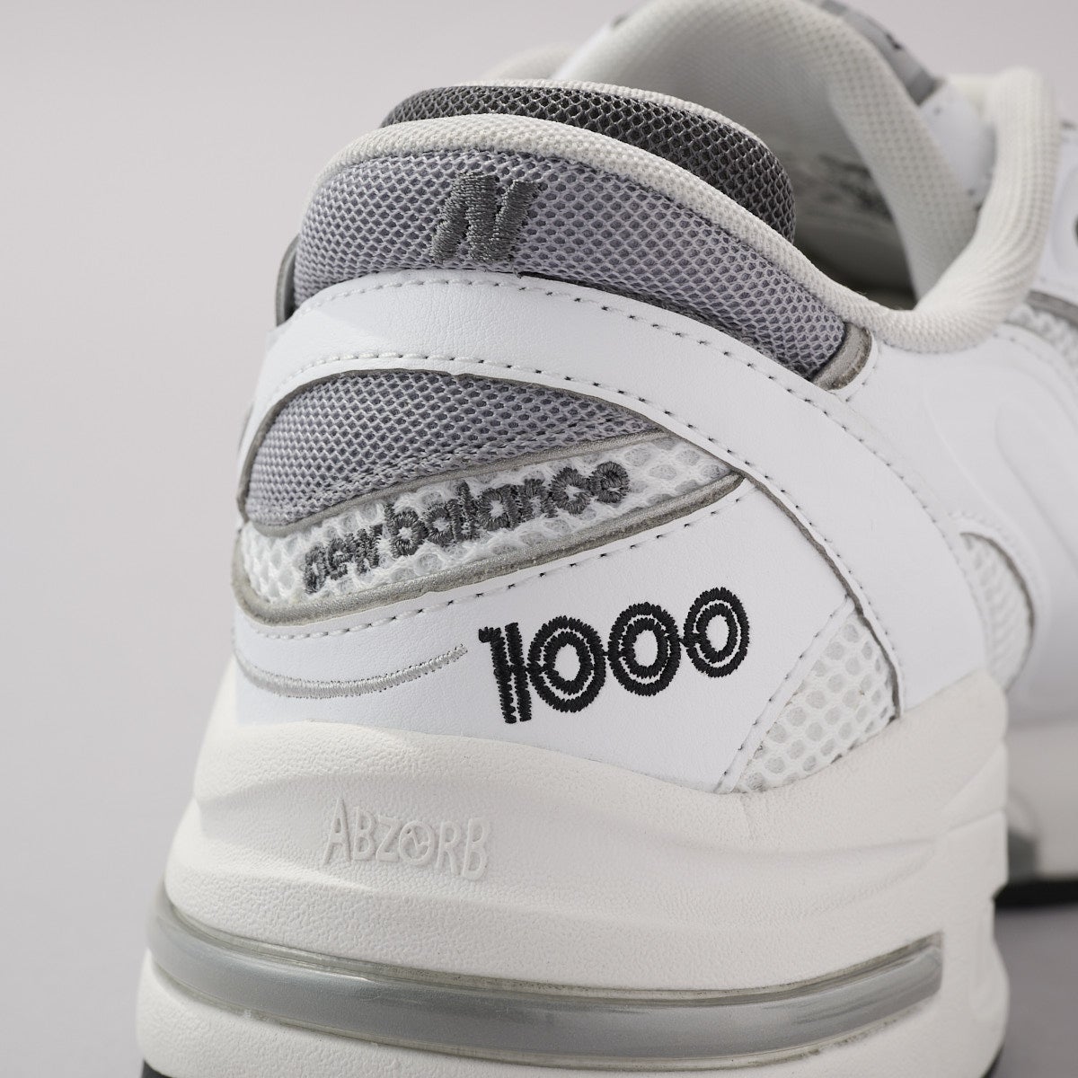 ニューバランスの新作白スニーカーM1000Dのヒールロゴ寄り