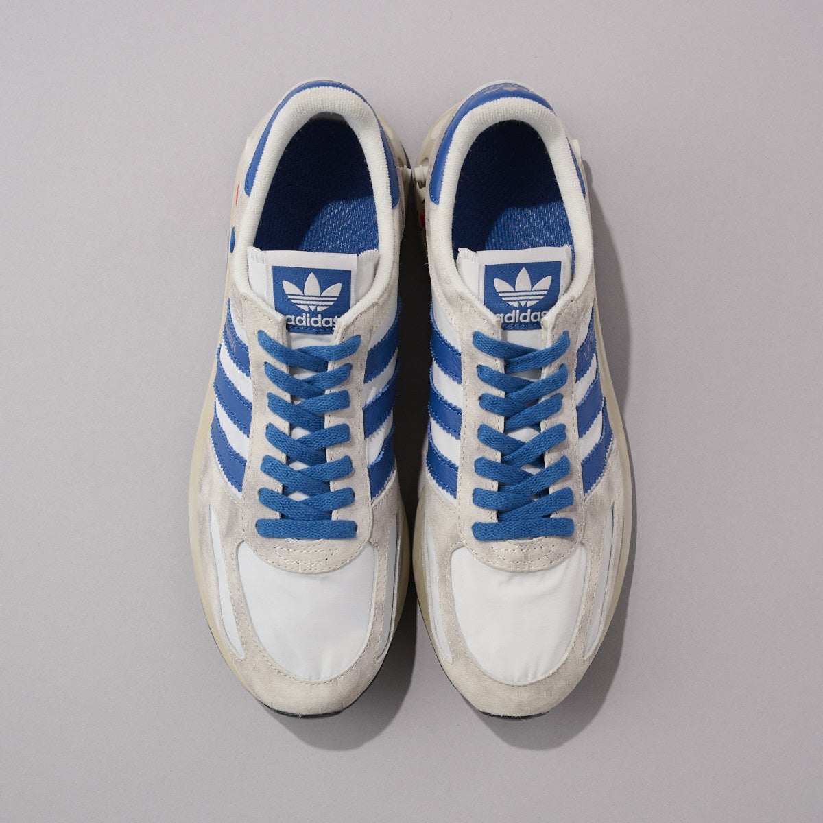 『アディダス』の白スニーカー／LA TRAINER OGのアッパー