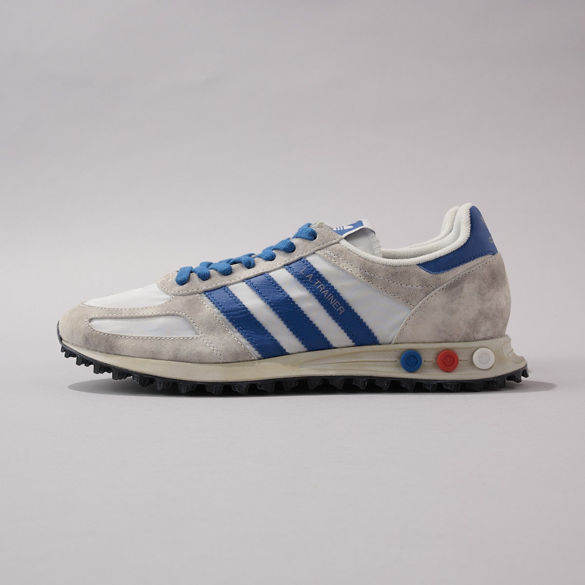 『アディダス』の白スニーカー／LA TRAINER OGのサイド２