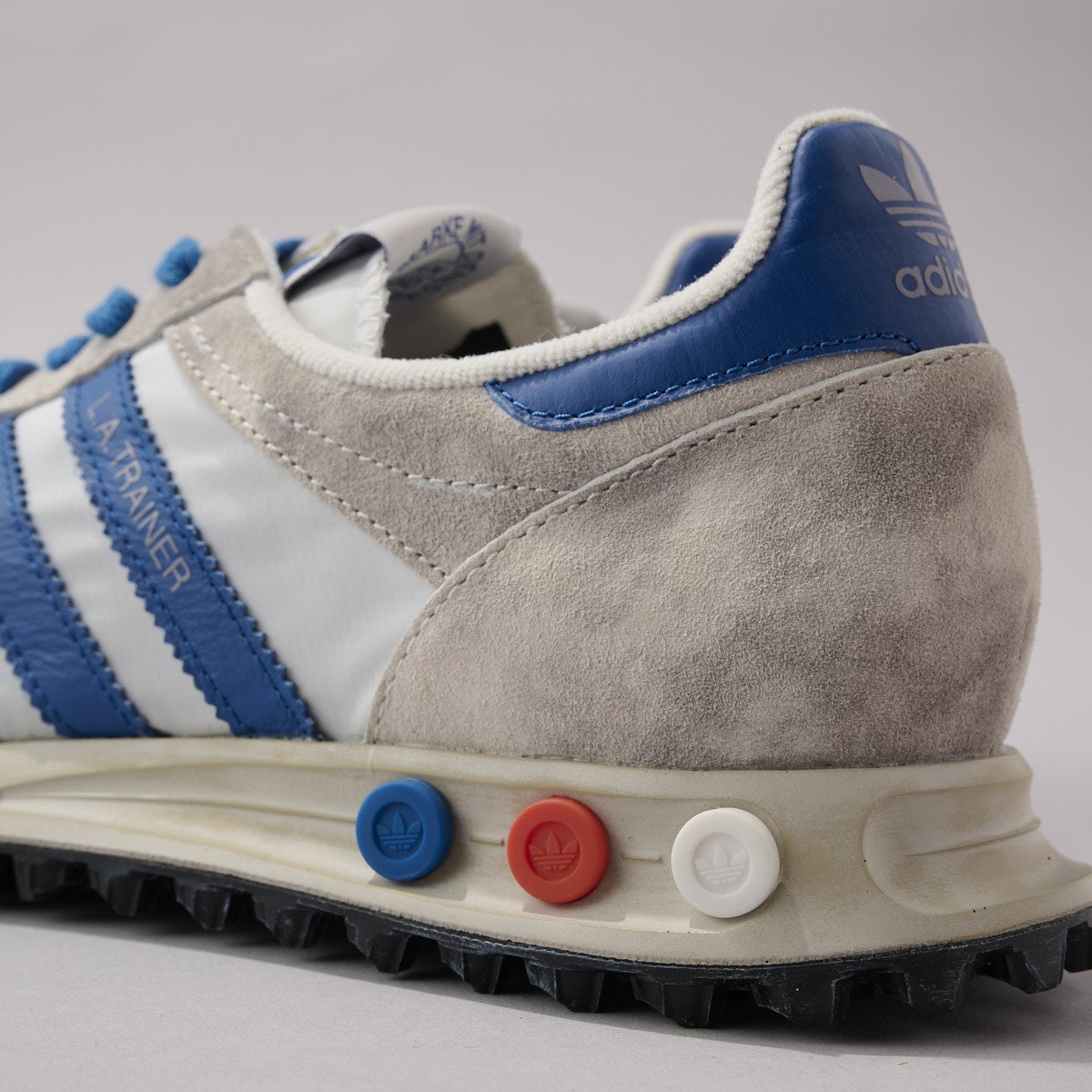 『アディダス』の白スニーカー／LA TRAINER OGのヒール寄り