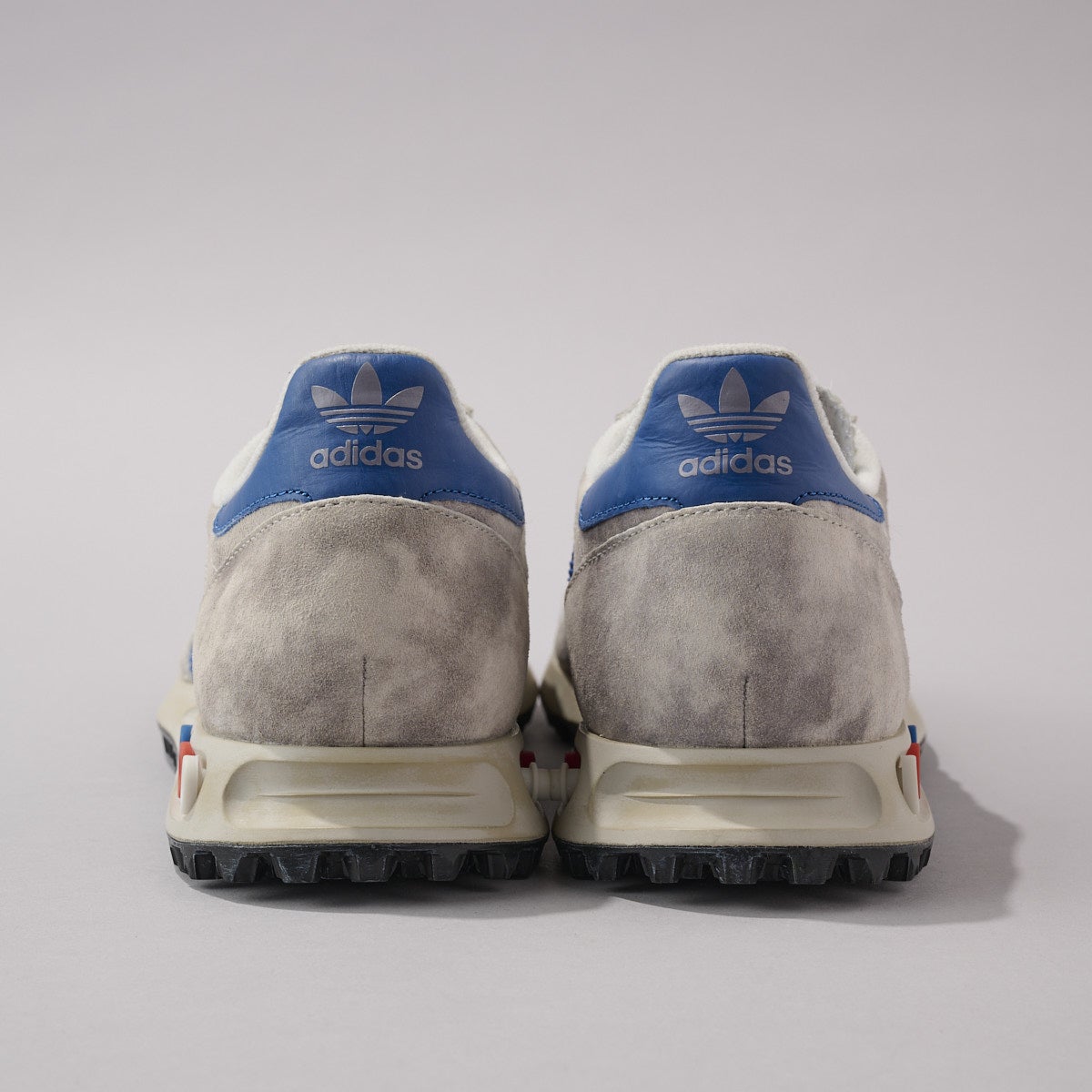 『アディダス』の白スニーカー／LA TRAINER OGのヒール