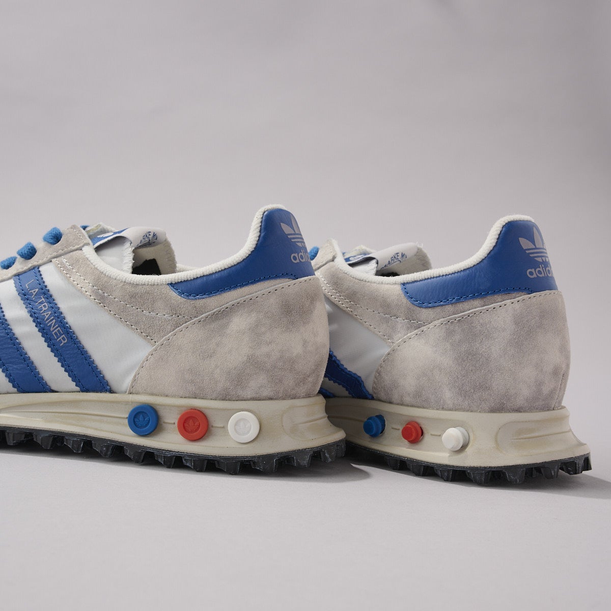 『アディダス』の白スニーカー／LA TRAINER OGのサイド