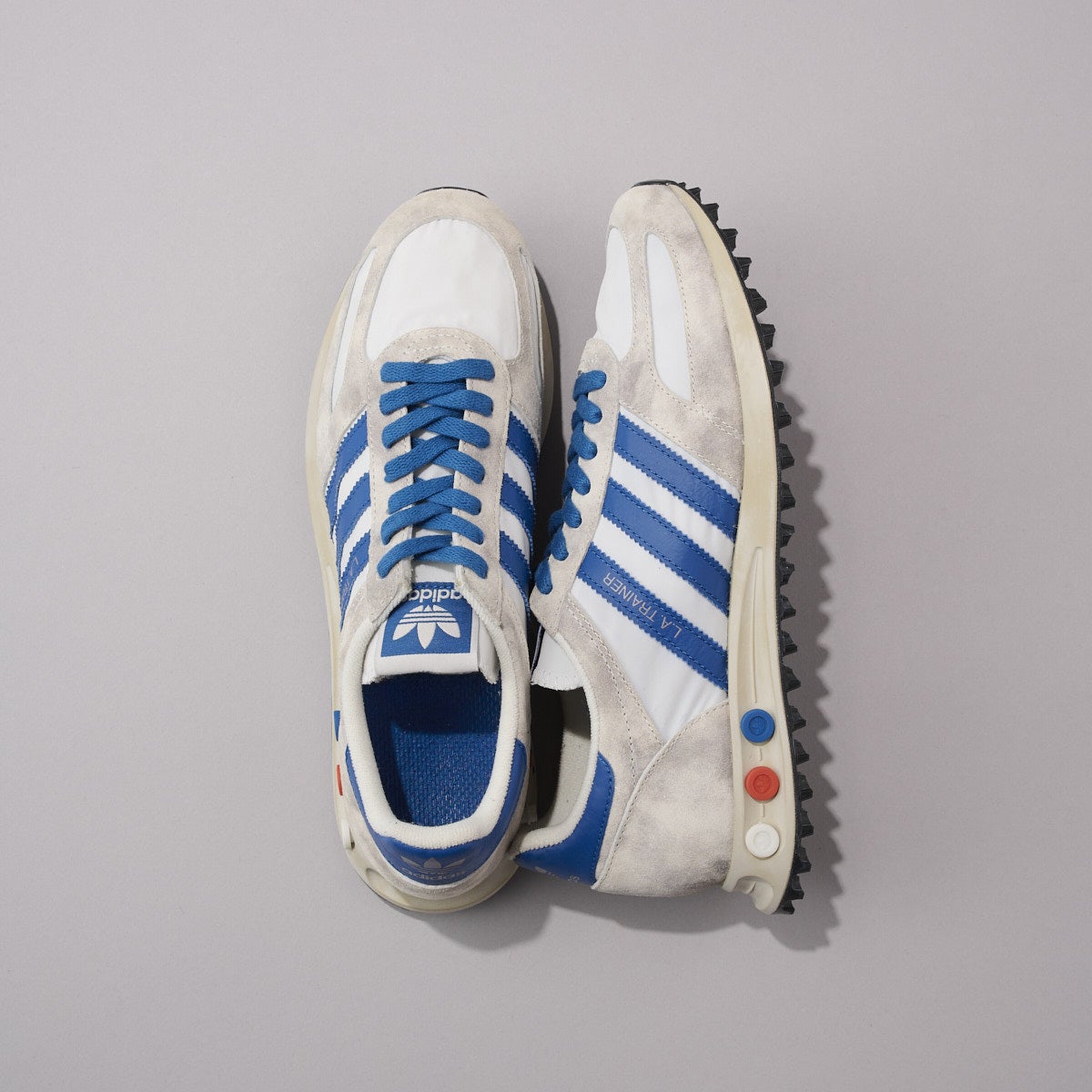 『アディダス』の白スニーカー／LA TRAINER OGの俯瞰