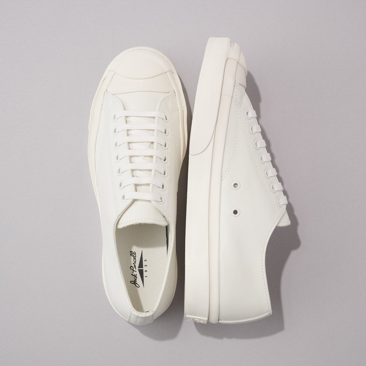 コンバースの白スニーカー/LEATHER JACK PURAELL 1935の俯瞰2