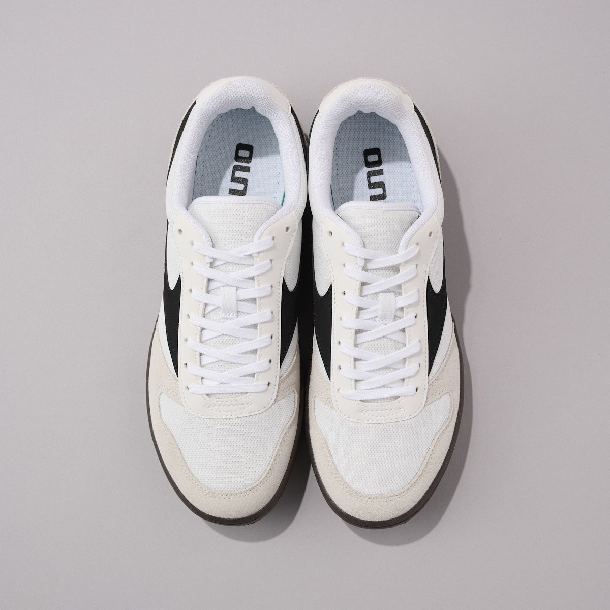 ミズノの白スニーカー CITY WIND 正面