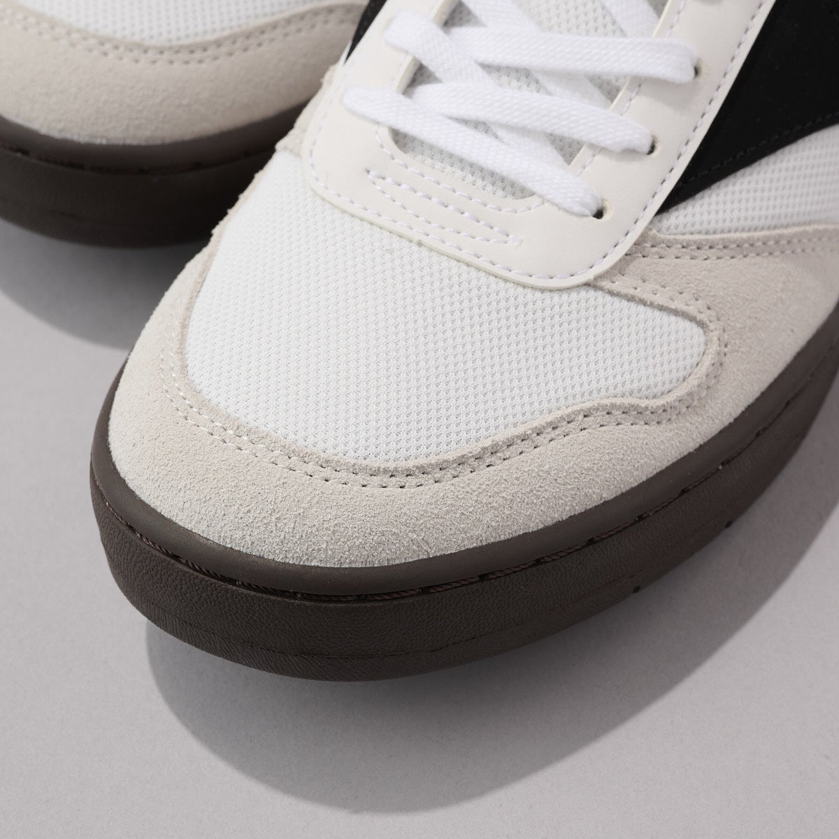 ミズノの白スニーカー CITY WIND アッパー 寄り