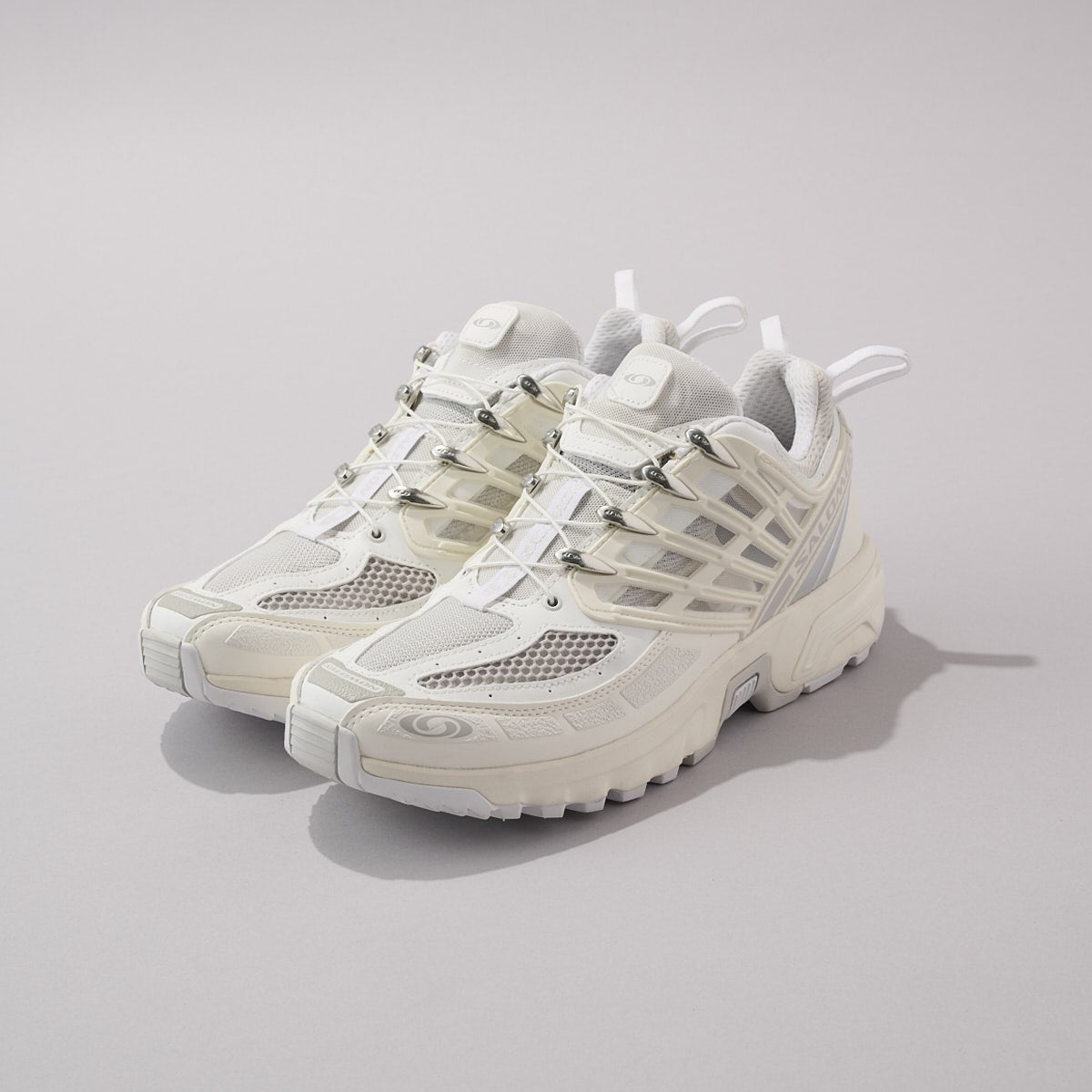 サロモンの白スニーカーACS PRO 全体　斜めのディテール