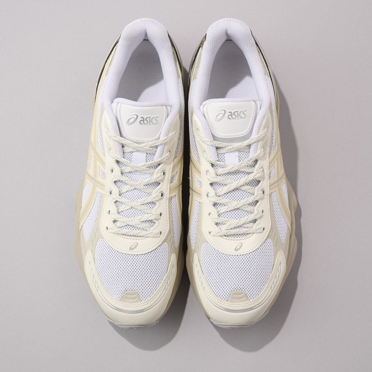 アシックスの白スニーカー「GEL-KINETIC FLUENT」のアッパー