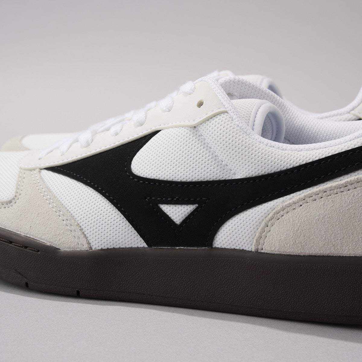 ミズノの白スニーカー CITY WIND サイド ロゴ寄り