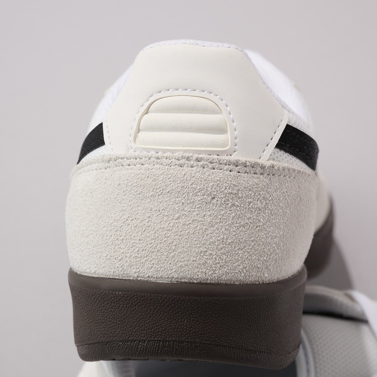 ミズノの白スニーカー CITY WIND ヒール寄り