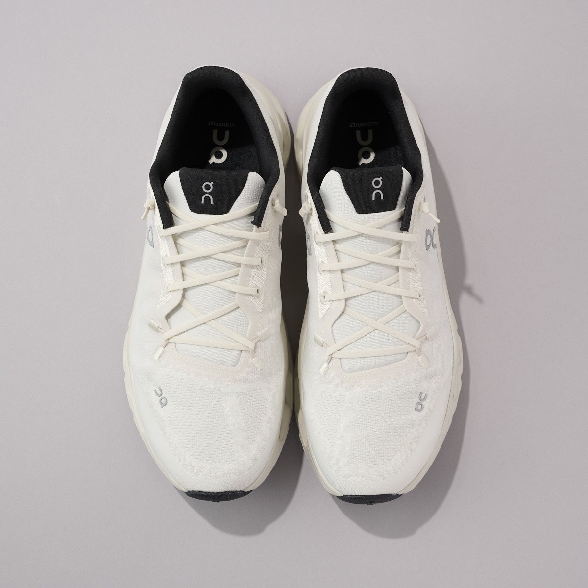オンの白スニーカーCloudtiltのアッパー
