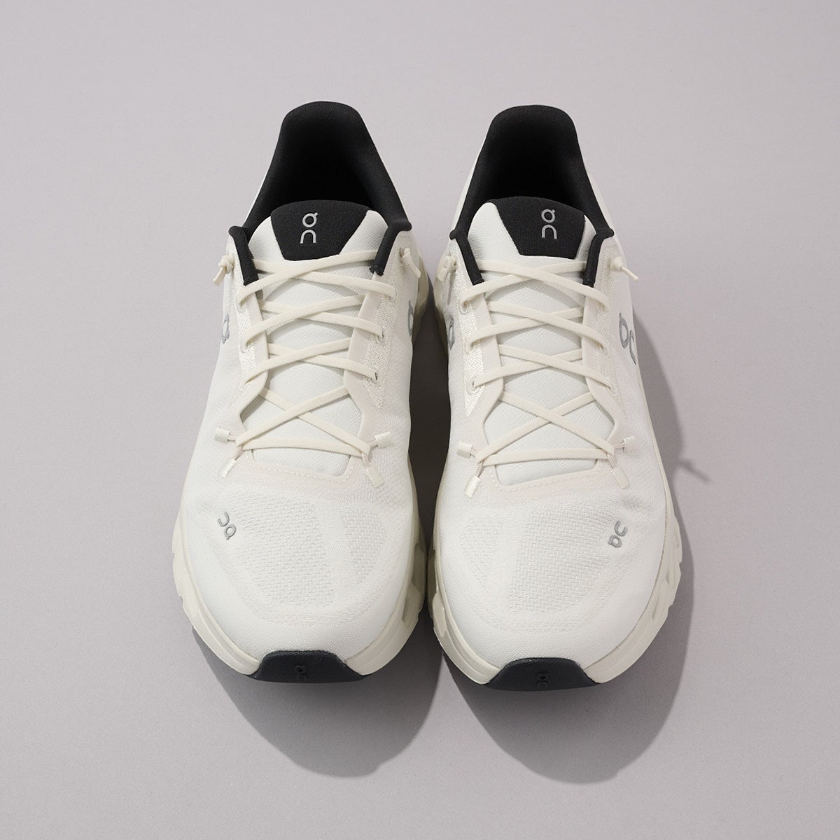 オンの白スニーカーCloudtiltの俯瞰